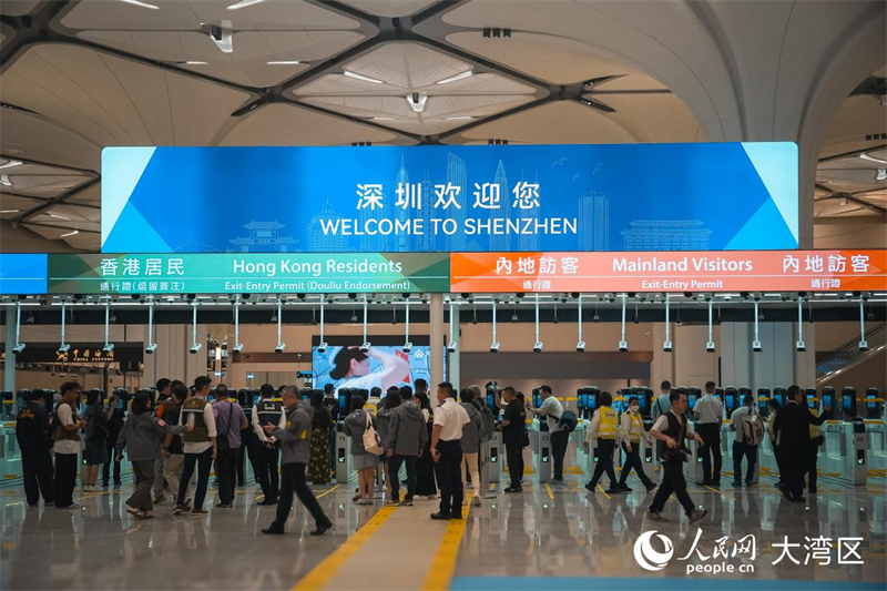 圖1:港方口岸出境廳,旅客準備過關進入深圳。人民網 吳宇颺颺攝