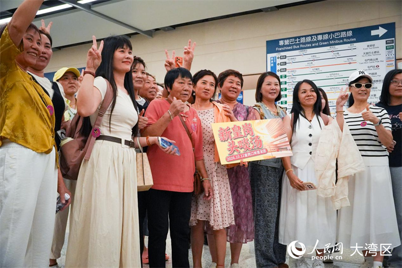 圖2:旅客在皇崗口岸打卡留念。人民網 吳宇颺颺攝