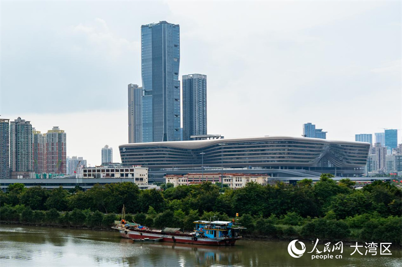 從香港拍攝的新皇崗口岸。人民網 韓宇軒攝