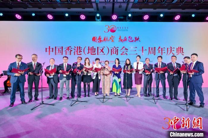 圖為晚宴上嘉賓共同演唱歌曲。 中國香港(地區)商會供圖