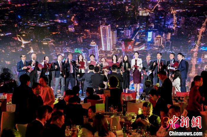 圖為晚宴上嘉賓共同演唱歌曲。 中國香港(地區)商會供圖