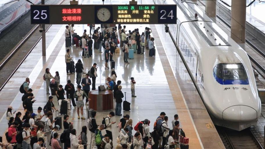 China's railway network sees travel peak ahead of National Day holiday