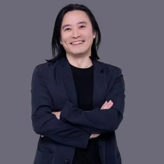慕容引刀  著名動漫藝術家，潮玩設計師，  卡通形象&ldquo;刀刀狗&rdquo;之父