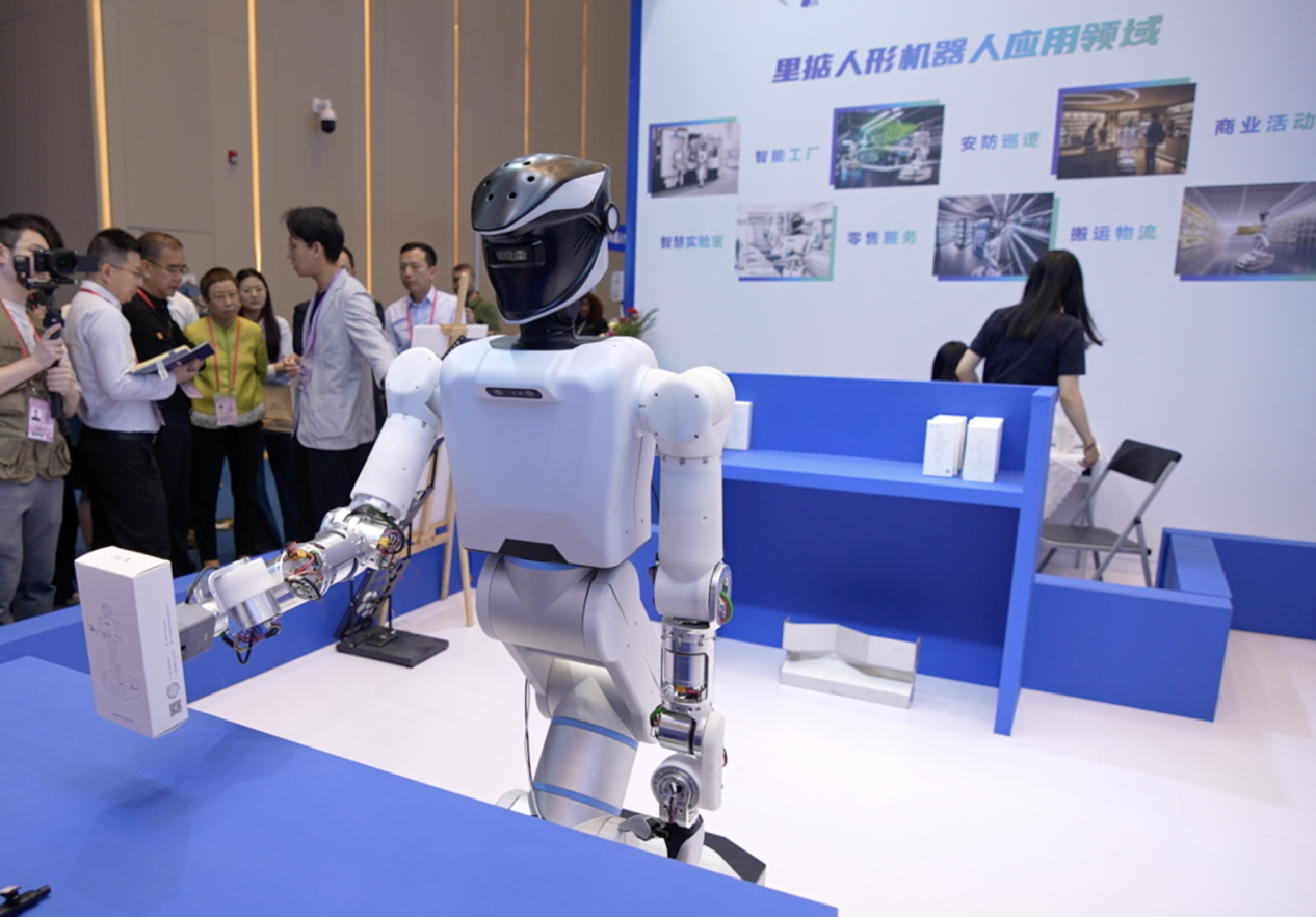 一款人形機器人正在與採購商互動
