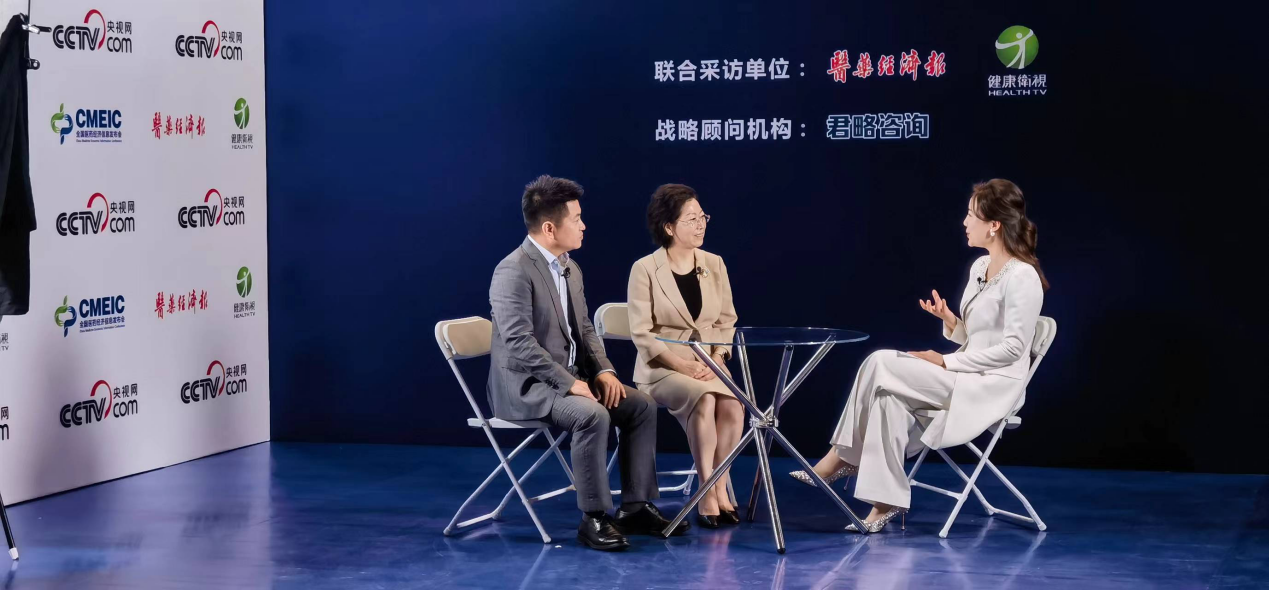 葫蘆娃藥業董事長劉景萍、君略諮詢總經理呂石堅和主持人錢婧對話