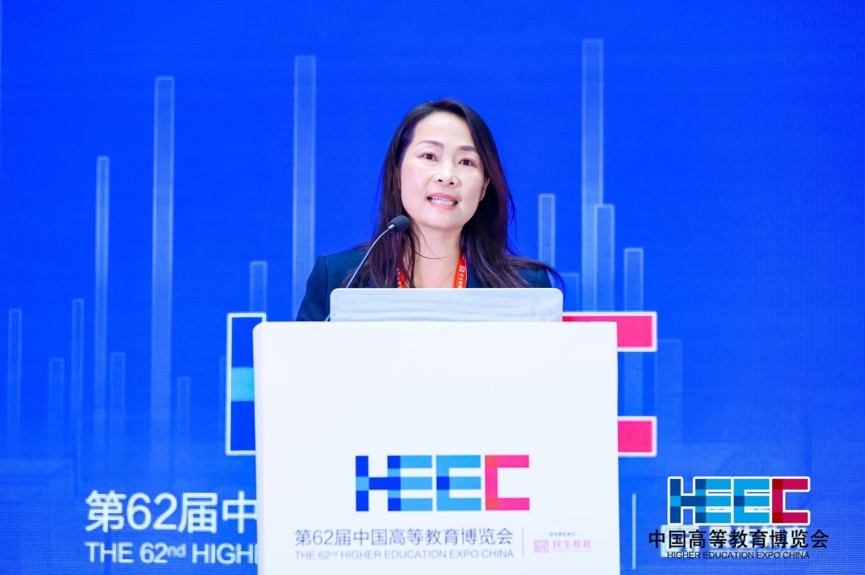 方琼作報告