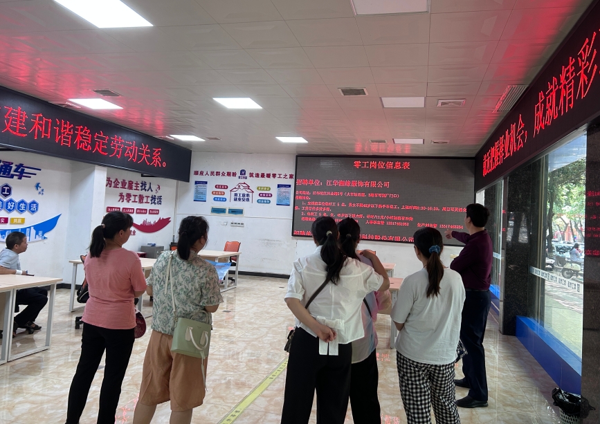 工作人員正為求職者耐心匹配崗位（唐慧/攝）