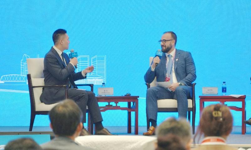 歐加隆中國總裁吳澤發（右一）在&ldquo;企業看開放&rdquo;圓桌交流環節發言