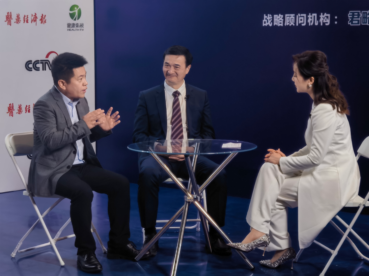 李時珍醫藥總裁楊明江、君略諮詢總經理呂石堅和主持人錢婧對話