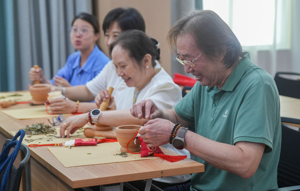 7月5日，在湖北省武漢市葉開泰中醫藥文化園，&ldquo;海峽兩岸媒體荊楚行&rdquo;參訪團成員體驗製作香包。新華社記者 杜子璇 攝