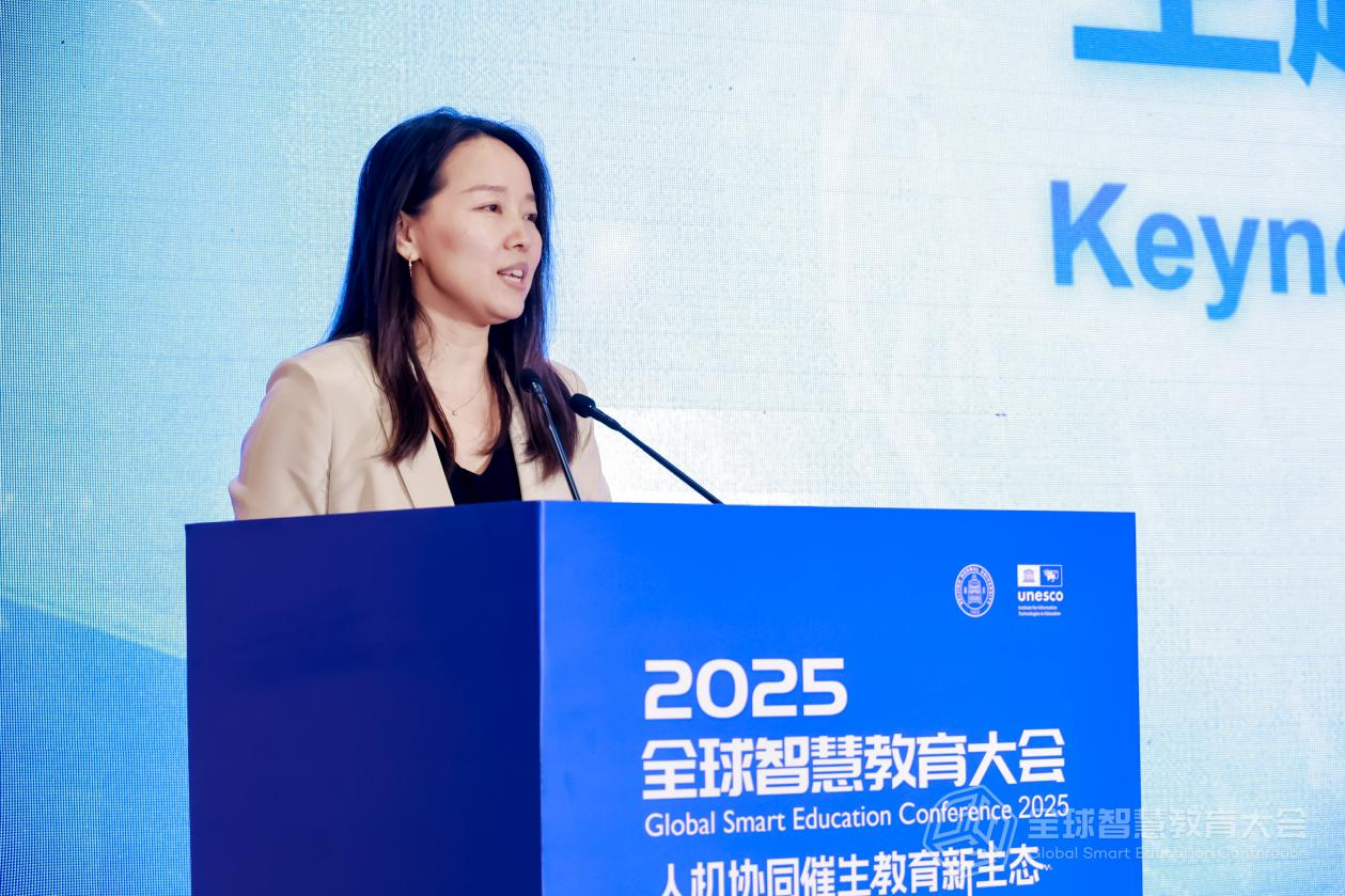 北京師範大學教授李爽主持論壇