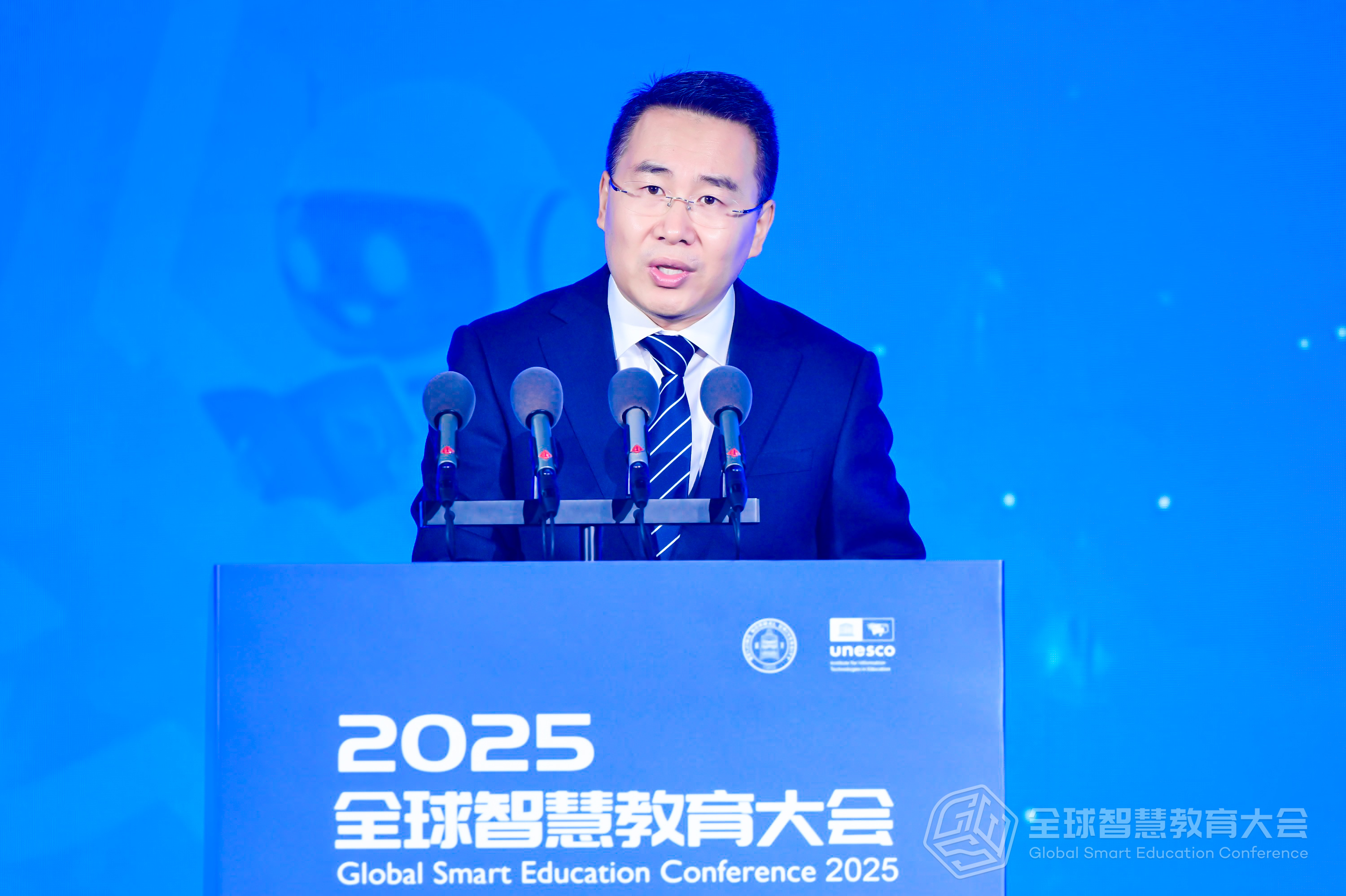 國新文化控股股份有限公司黨委委員、副總經理夏英元