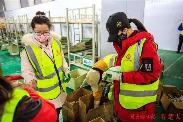 陶夢婷（左一）參加防疫物資搬運與整理