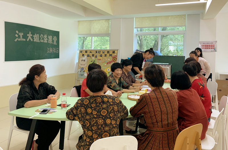 紹興市諸暨市江新社區為社區居民開辦了&ldquo;江大姐公益課堂&rdquo;，居民在這裡學到烘焙、編織等手藝。（央視網 鄭芳 攝）