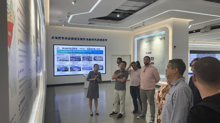 考察團了解武漢經開區智慧網聯汽車發展狀況