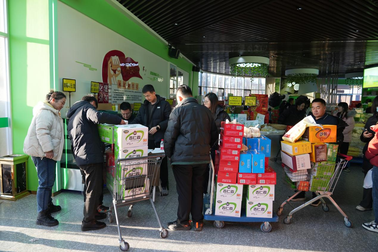 居民們滿載着本地特色飲品排隊結賬。王麗曼 攝