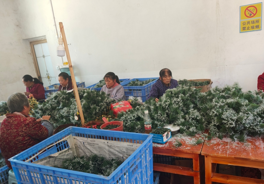 工人趕制出口工藝品（唐慧/攝）