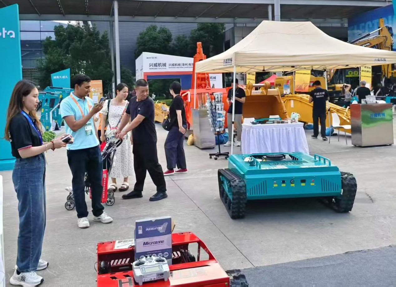 國外客商在參觀海拓農機展區