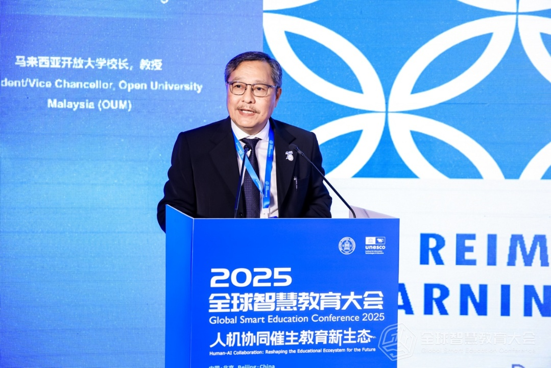 馬來西亞開放大學校長艾哈邁德&middot;茲尼&middot;阿旺Ahmad Lzanee Awang