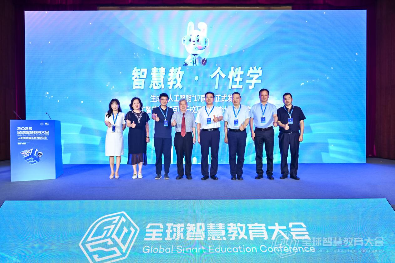 成果發佈環節從左到右依次是：張添、林唯、劉暢、陳光巨、單志光、吳砥、潘東標、劉洪俠