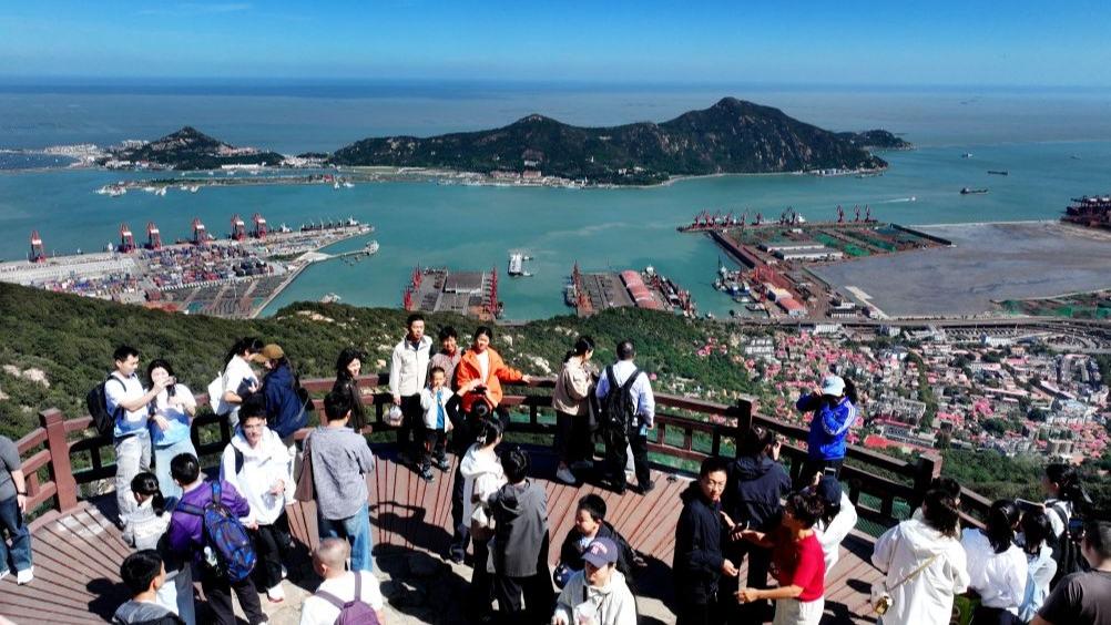 People across China enjoy their National Day holiday