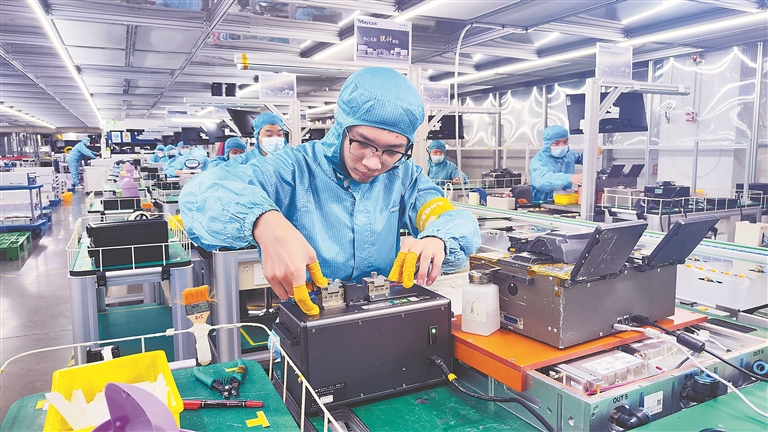 圖為銳科激光自動化産線優化熔接崗位員工在製作光學模塊。 孫詩攝
