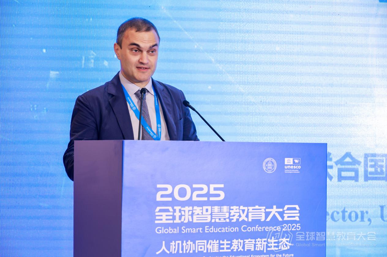 聯合國教科文組織全球教育監測報告團隊主任馬諾斯&middot;安東尼尼斯（Manos Antoninis）