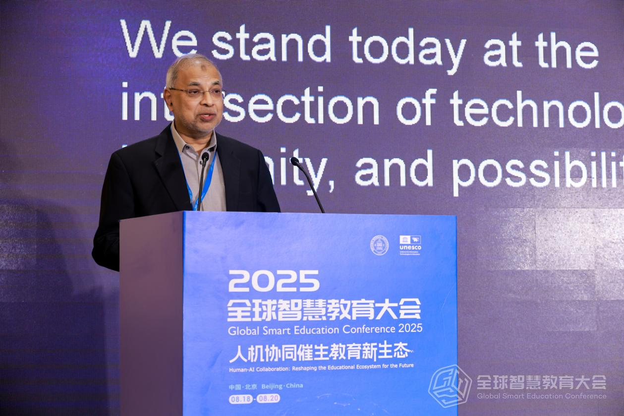 亞洲e大學創始總裁，集團董事總經理艾哈邁德&middot;安薩裏（Ahmed Ansary）