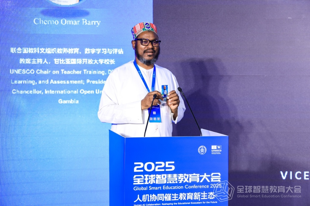 甘比亞國際開放大學校長切爾諾&middot;奧馬爾&middot;巴裏（Cherno Omar Barry）