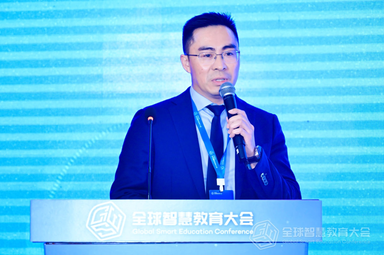 重慶兩江新區禮嘉實驗小學校長江均斌
