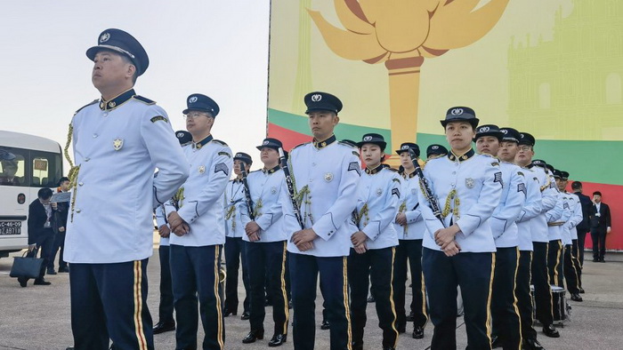 習近平抵達澳門受到熱烈歡迎 