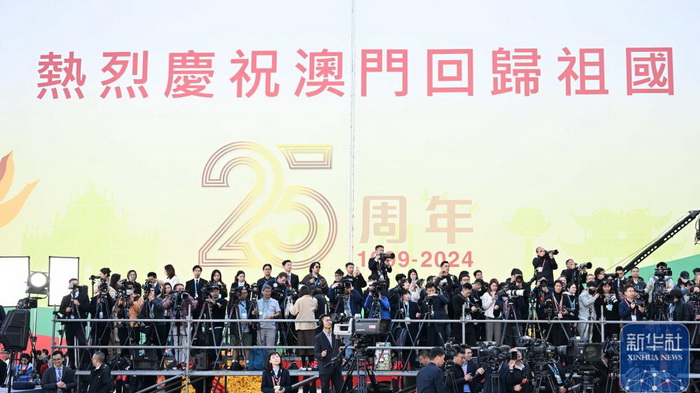 習近平抵達澳門受到熱烈歡迎 
