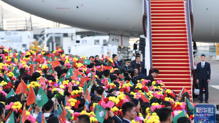 習近平抵達澳門受到熱烈歡迎 