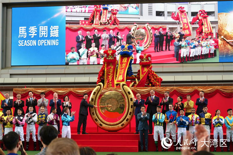 香港特區行政長官李家超敲響銅鑼，為2026/27賽馬季揭開序幕。人民網實習生 張雨潔攝