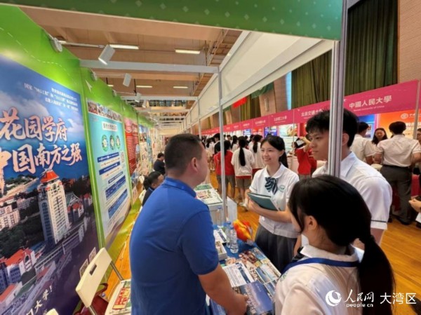 圖為澳門學生在目標高校展台關切詢問有關升學資訊。人民網記者 富子梅攝